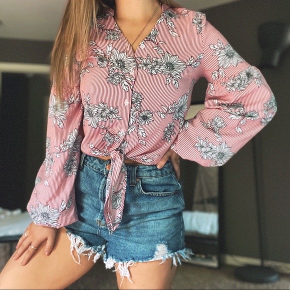 Tops - 3/$45 ✨ Dressy floral striped blouse